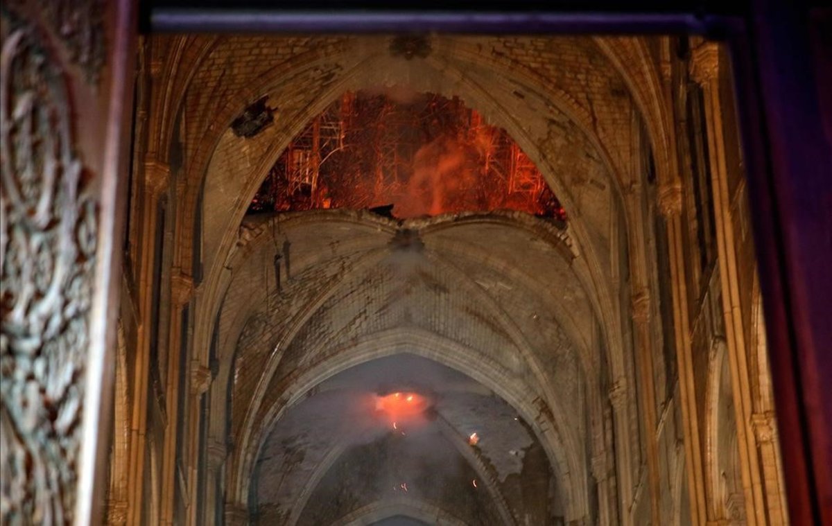 interior catedral notre dame tras incendio 1555406851424