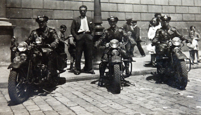 unos mossos 1930 motorizados con motos harley 1348242032124.jpg? ga=1.116079878.1697587552
