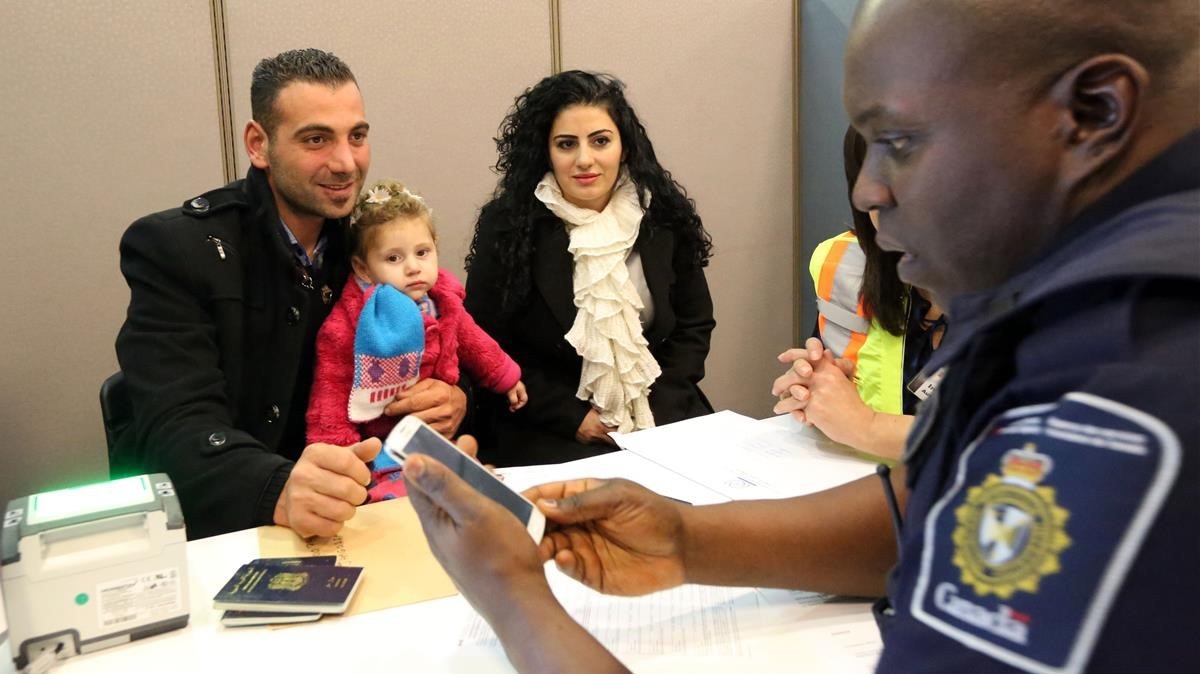 Una familia de refugiados sirios recién llegada al aeropuerto de Toronto (Canadá), en el 2015.