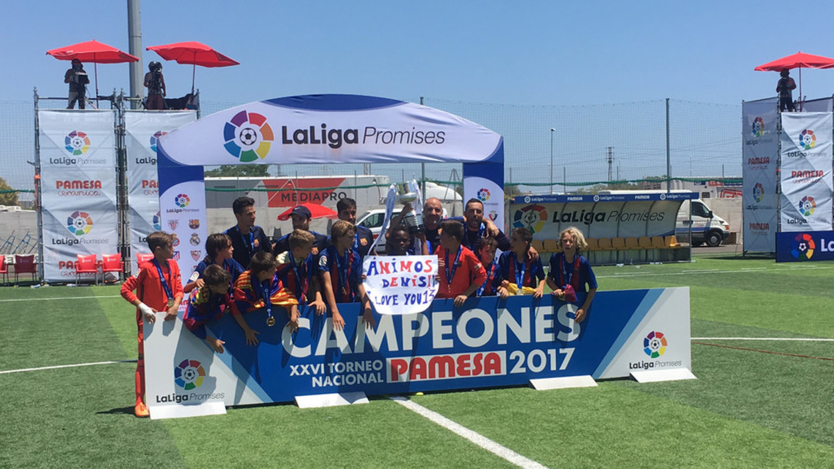 El alevín A del Barça celebra su título de la Liga Promises en Vila-real.