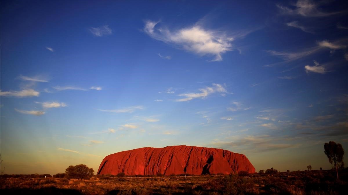 Australia cierra el monte Uluru