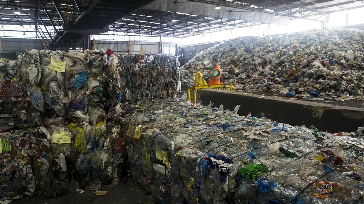 Vista interior de la planta de reciclaje de Gavà, donde se seleccionan los plásticos.