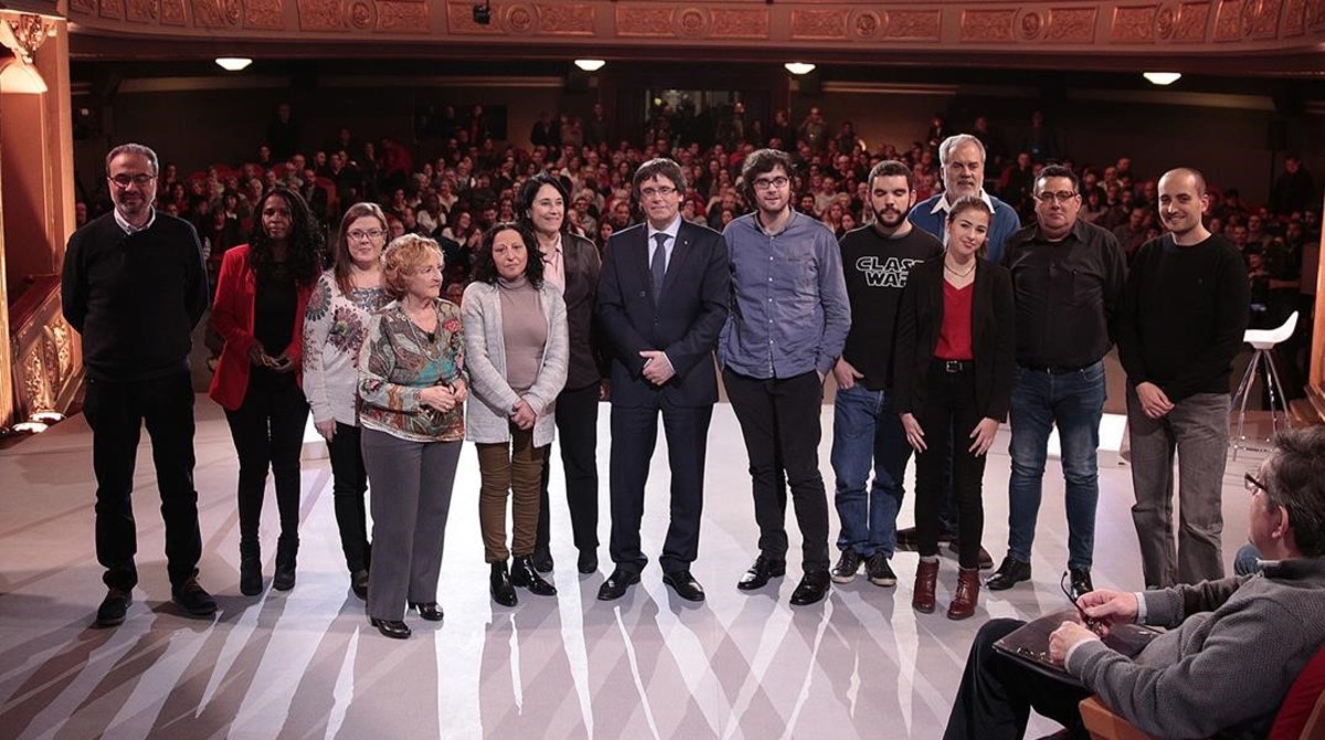 Puigdemont posa con los participantes en el programa Jo pregunto, de TV-3.