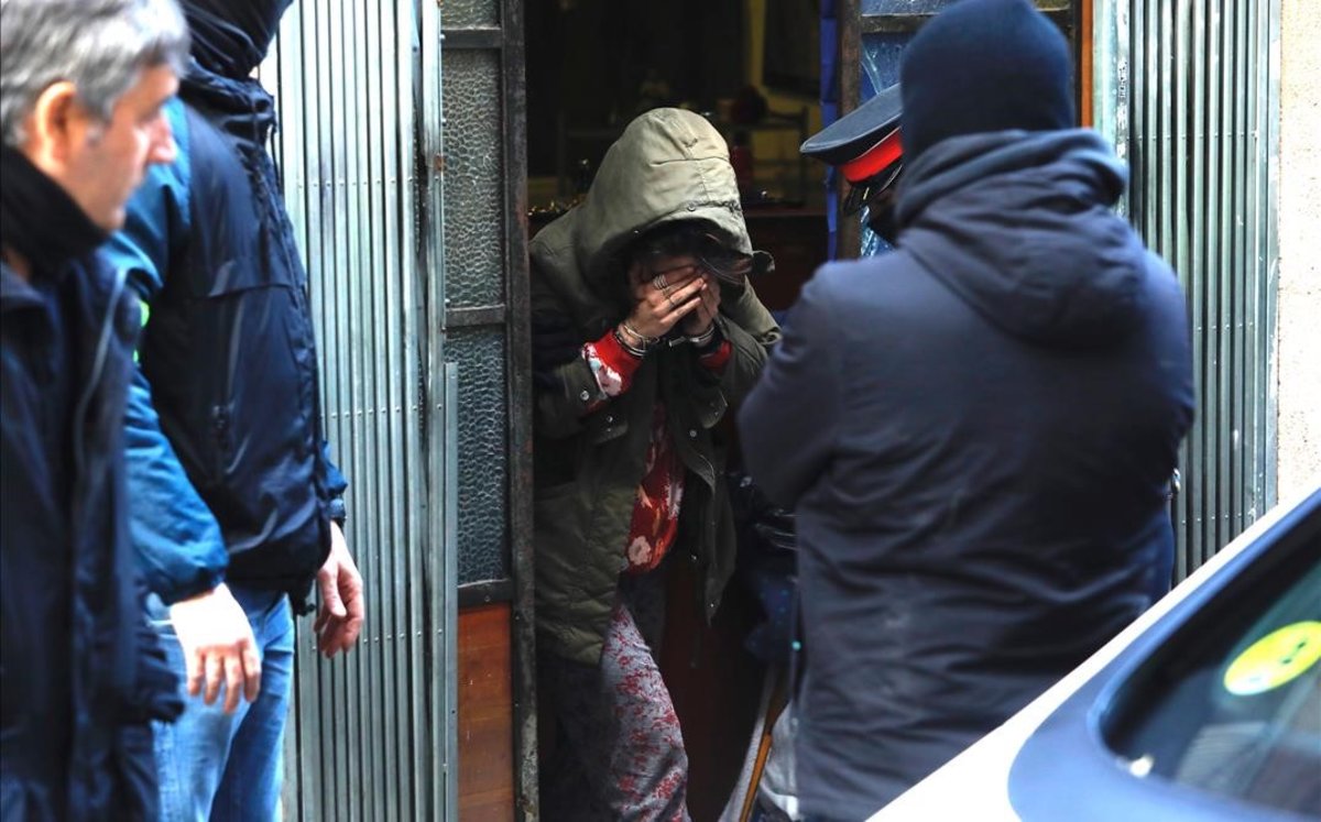 Mujer detenida en la operaciÃ³n antidroga de los Mossos, en la calle de Fontrodona, en el Poble Sec.