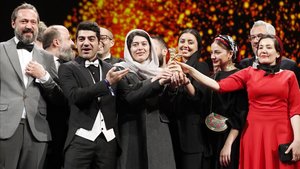 El equipo de ’There is No Evil’ festeja el premio en Berlín sin su director, preso en Irán.