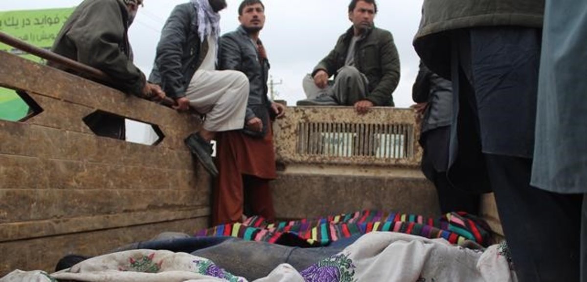 Un grupo de afganos trasladan los cuerpos de las 13 víctimas civiles asesinadas en Kunduz.&#160;