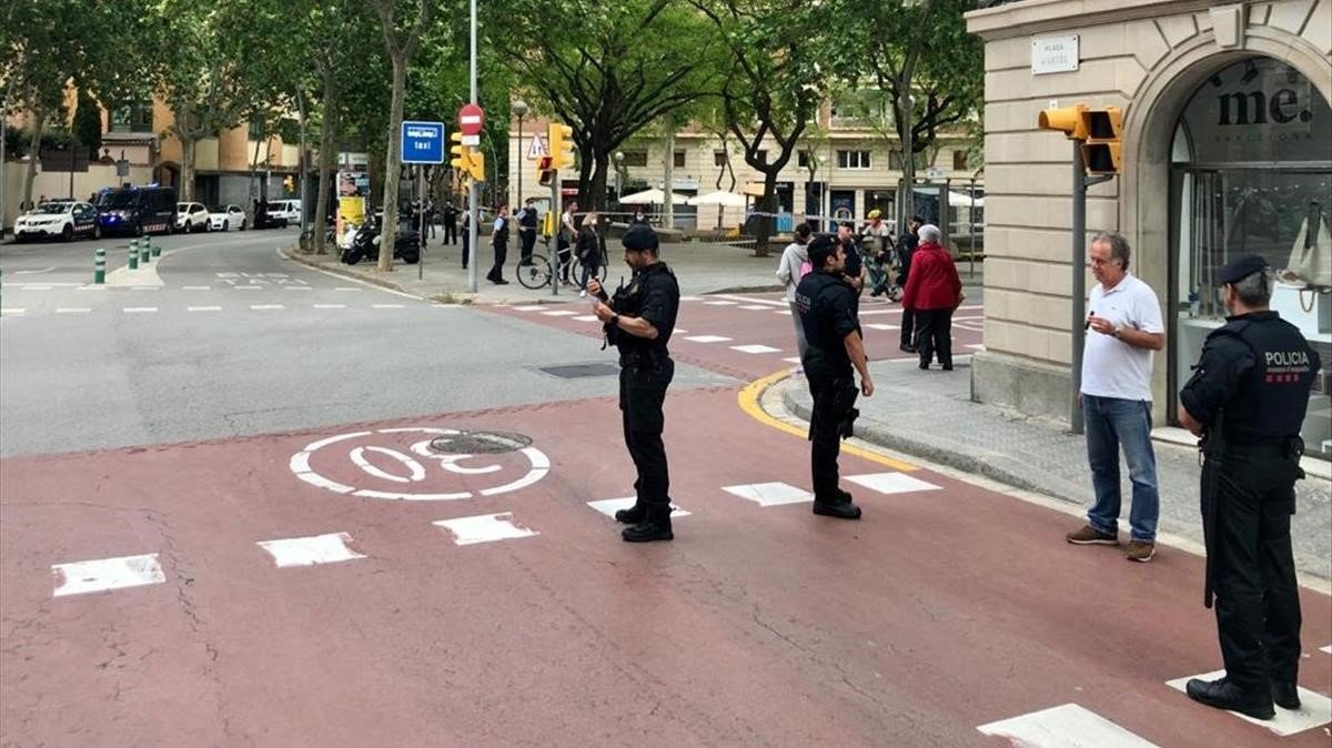 Mossos blindan la Plaça d'Artós para impedir la manifestación contra el Gobierno Los-mossos-blindan-placa-dartos-1589566157594