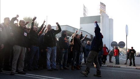 Protesta de trabajadores de Panrico, ante la fbrica de Santa Perptua, el lunes.