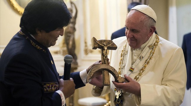El Papa Francisco recibe un crucifijo sobre una hoz y un martillo