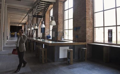 Una imagen del bar del vestíbulo de la fábrica de creación Fabra i Coats.