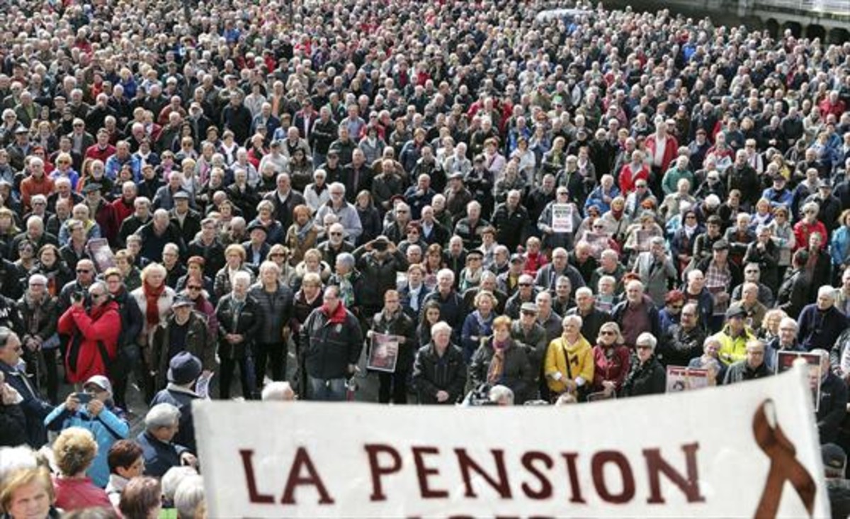 Aspecto de la multitudinaria manifestación de pensionistas que recorrió ayer las calles de Bilbao.