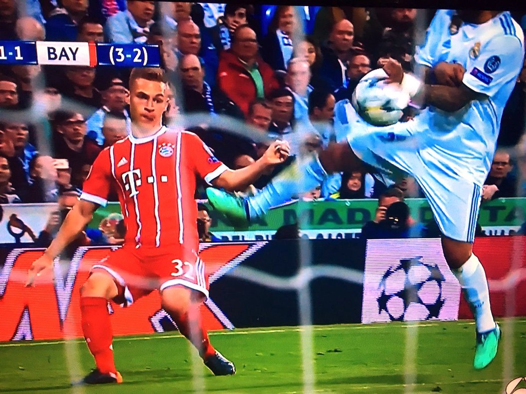 Las manos, el penalti, de Marcello no señalado por el turco Çakir ante el Bayern.