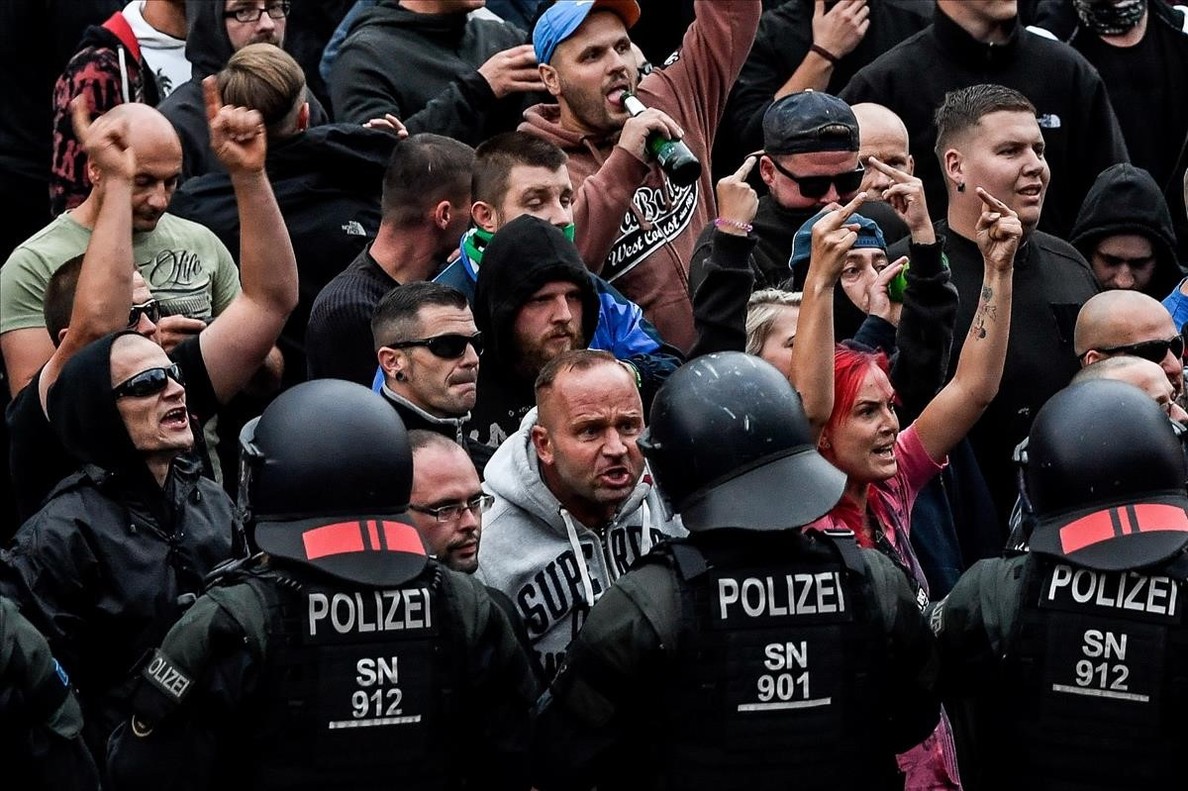 Mistificando. Origen del actual nazifascismo en la ex RDA, Alemania del Este.  Manifestantes-neonazis-encaran-con-policia-chemnitz-1535568754525