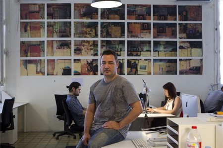 Sergio Campano, fundador de la 'web' Workea, en su oficina. 