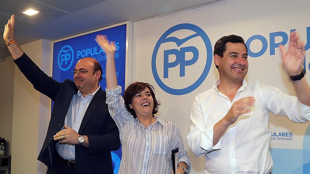 Soraya Sáenz de Santamaría, con el presidente provincial del PP en Granada, Sebastián Pérez, y el presidente del PP andaluz, Juan Manuel Moreno, el pasado 1 de julio, en Granada.
