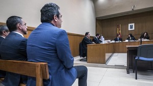 Manuel Bustos (el primero de la derecha), en el banquillo de los acusados este martes.