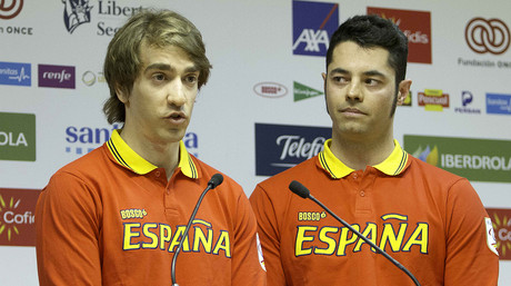 Jon Santacana (izquierda) y Miguel Galindo, durante el acto de despedida del equipo paralmpico espaol