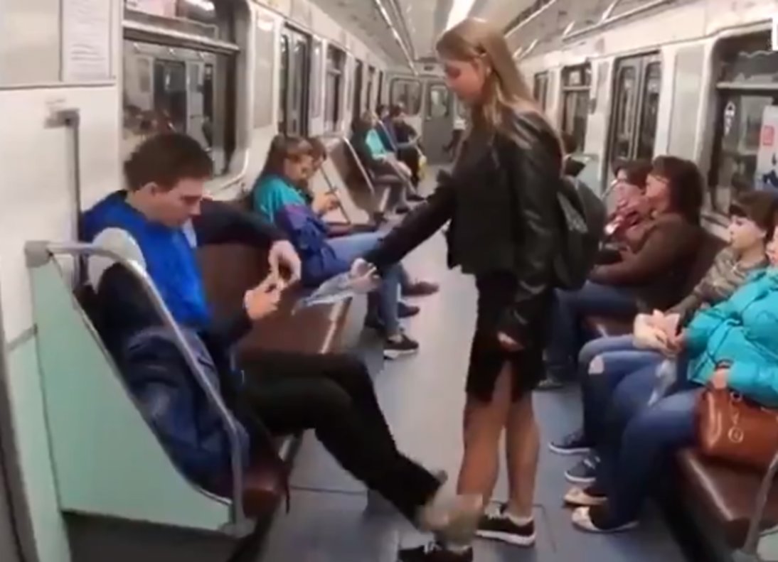 Анна Довгалюк акция в метро