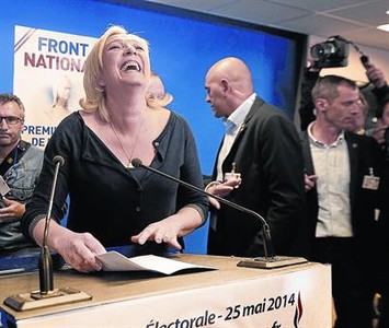 Marine Le Pen, tras conocer su triunfo, el domingo, en Nanterre.