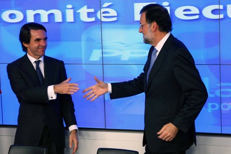 Aznar y Rajoy se saludan al inicio de la ejecutiva popular.