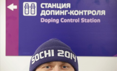 Un hombre, ante el cartel del puesto de control antidoping de las instalaciones del biatln en Sochi.