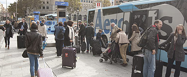 Turistas en la plaza de Catalunya. DANNY CAMINAL
