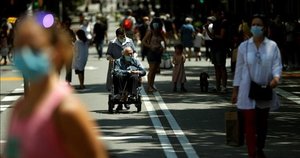 La carretera de Sants, eje comercial del barrio, cortada al tránsito el fin de semana por la pandemia.