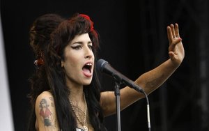 Amy Winehouse durante una presentación.