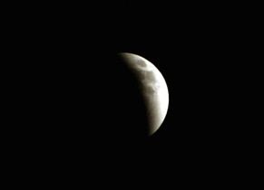 Eclipse de luna llena visto desde Amán (capital de Jordania) en mayo del 2004.
