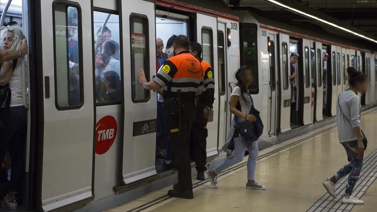 Vigilantes del metro de Barcelona.
