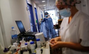 Médicos de un hospital de Barcelona se disponen a tratar a pacientes con coronavirus.
