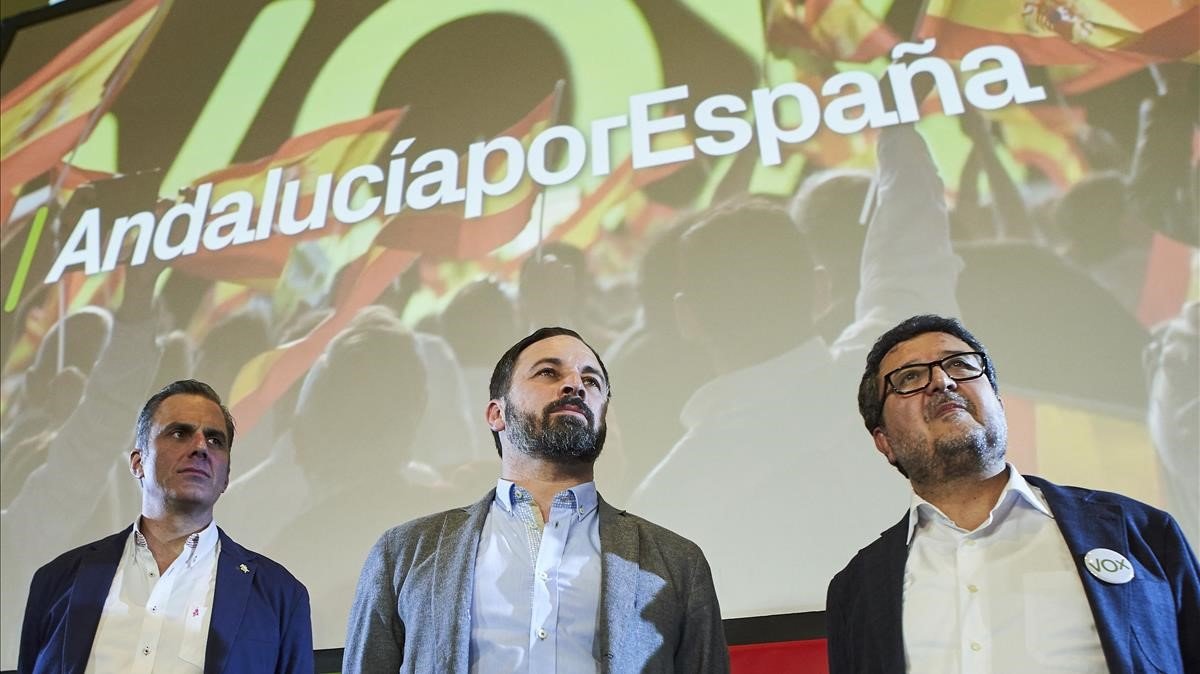 El líder de Vox, Santiago Abascal, en el centro, escoltado por su secretario general, Javier Ortega, y el candidato a presidencia de Andalucía Francisco Serrano en un mitin de las elecciones del 2 de diciembre.
