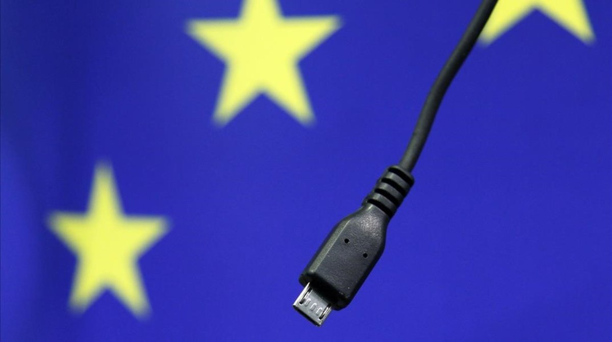 Cargador de móvil bajo la bandera de la Unión Europea.