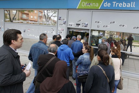 Un grupo de personas entra en una oficia de Treball en Badalona, el pasado abril.