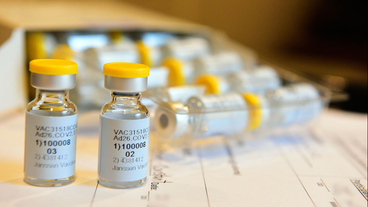 Vacuna covid: Johnson & Johnson frena los ensayos de su vacuna