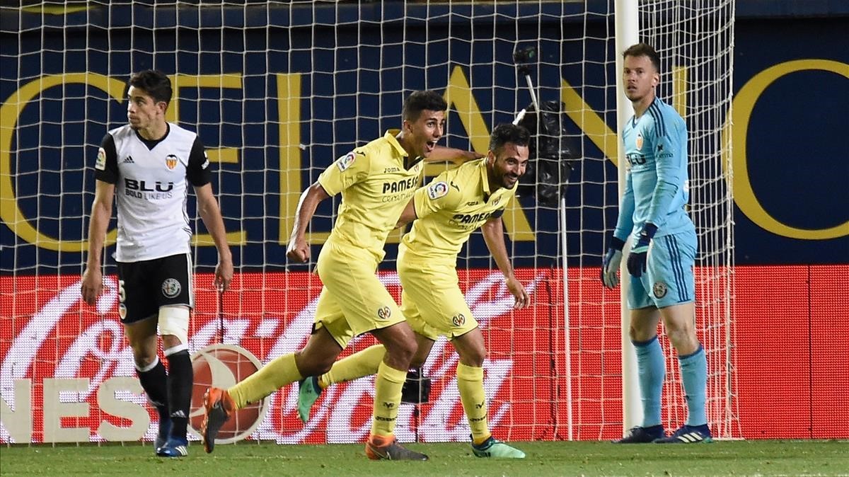 mario gaspar celebra con rodri companero del villarreal gol que derrota valencia 1525553254716