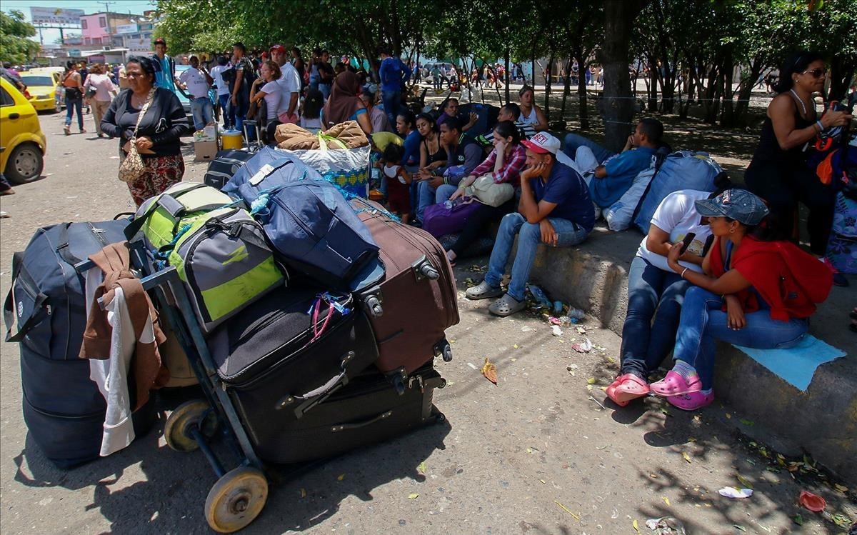 Venezolanos esperando entrar en Colombia.