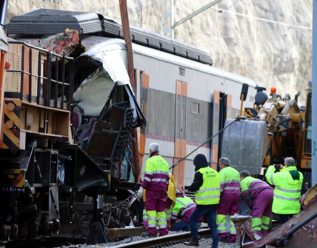 Operarios trabajan en el lugar del accidente del tren de Rodalies en Castellgalí, este lunes.