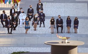 Pedro Sánchez y la familia real, momentos antes del comienzo del homenaje.