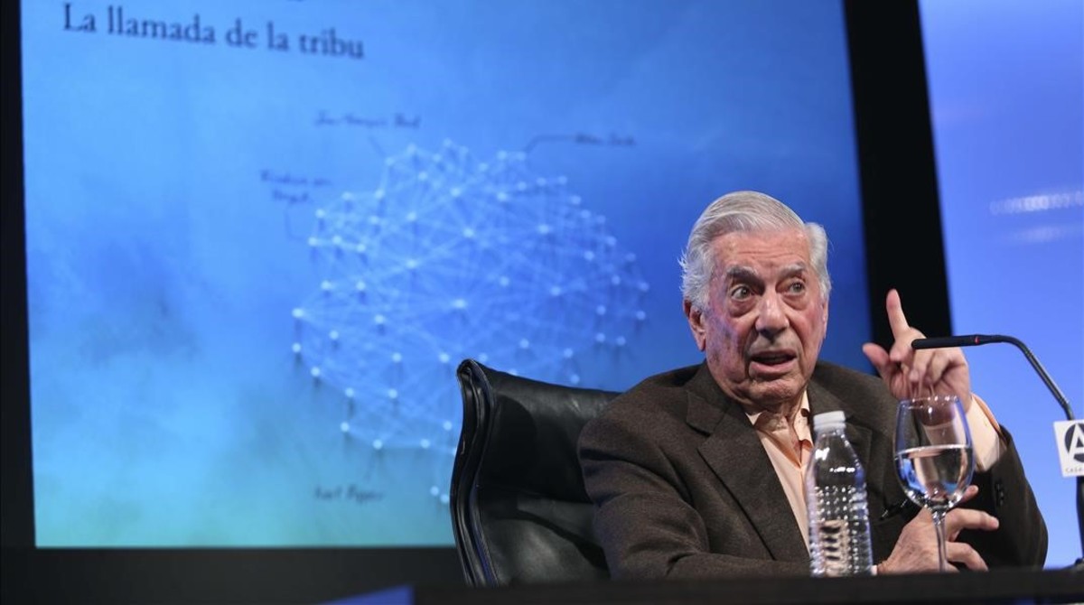 Mario Vargas Llosa, en la Casa de América de Madrid, durante la presentación de su último libro, La llamada de la tribu