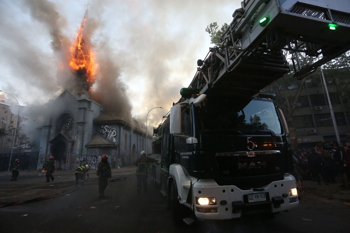 Chile: Dos iglesias quemadas y saqueos tras multitudinaria marcha