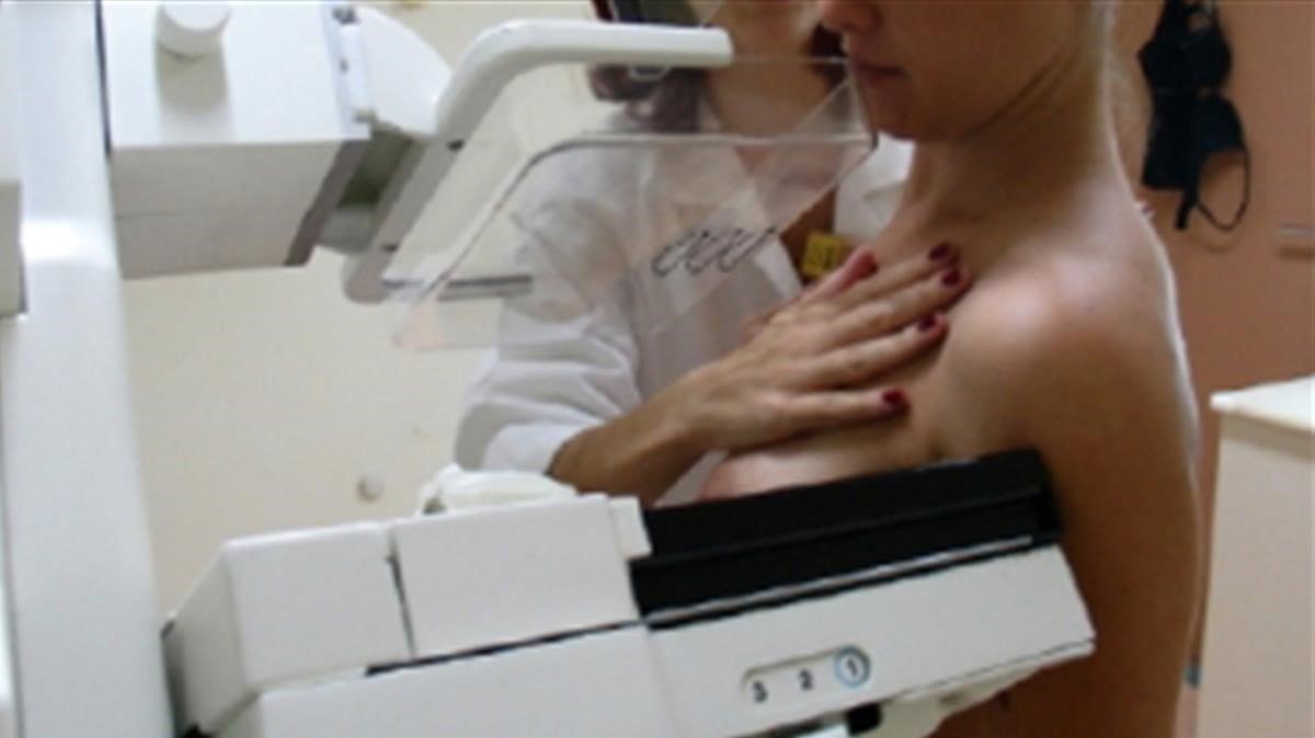 https://estaticos.elperiodico.com/resources/jpg/6/4/prueba-mamografia-1564422817946.jpg
