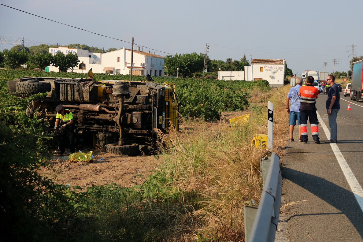 Imagen del accidente del camiÃƒÂ³n de la ADF en la N-340 en lArboÃƒÂ§.Â 