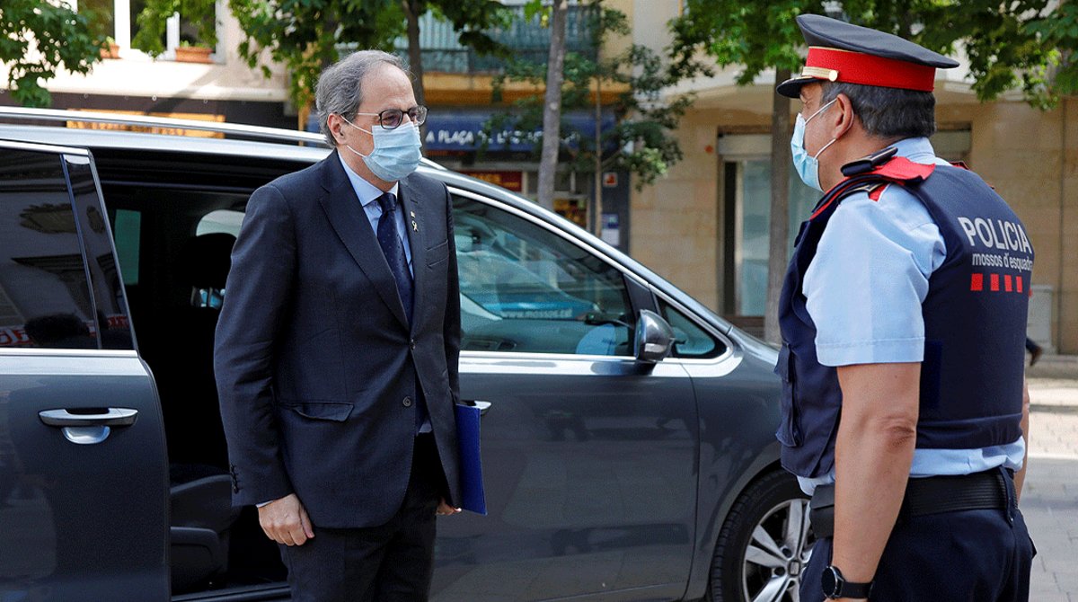 El presidente de la Generalitat, Quim Torra, saludado por un miembro de los Mossos d’Esquadra a su llegada al Ayuntamiento de Igualada, este lunes 25 de abril. 