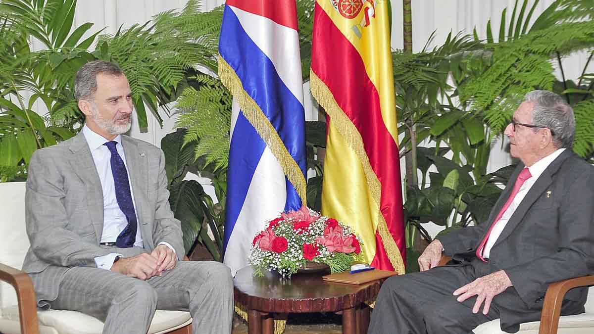 El rey Felipe VI se reúne con Raúl Castro antes de marcharse de Cuba - El Periódico