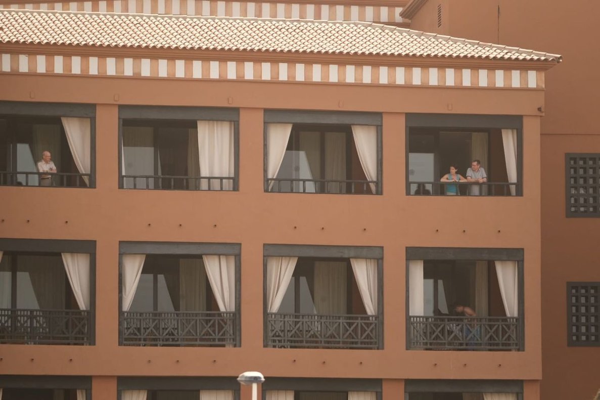 Resultado de imagen de España pone a hotel en cuarentena por caso de coronavirus