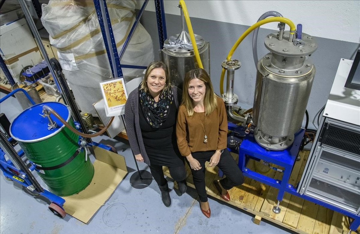 Estela Pacheco e Iratxe Perales, cofundadoras de Sonicat-Systems S. L., junto a la máquina que han patentado y que ya están probando diferentes productores de miel.