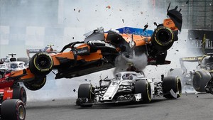 El coche de Fernando Alonso vuela sobre el Sauber de Leclerc.