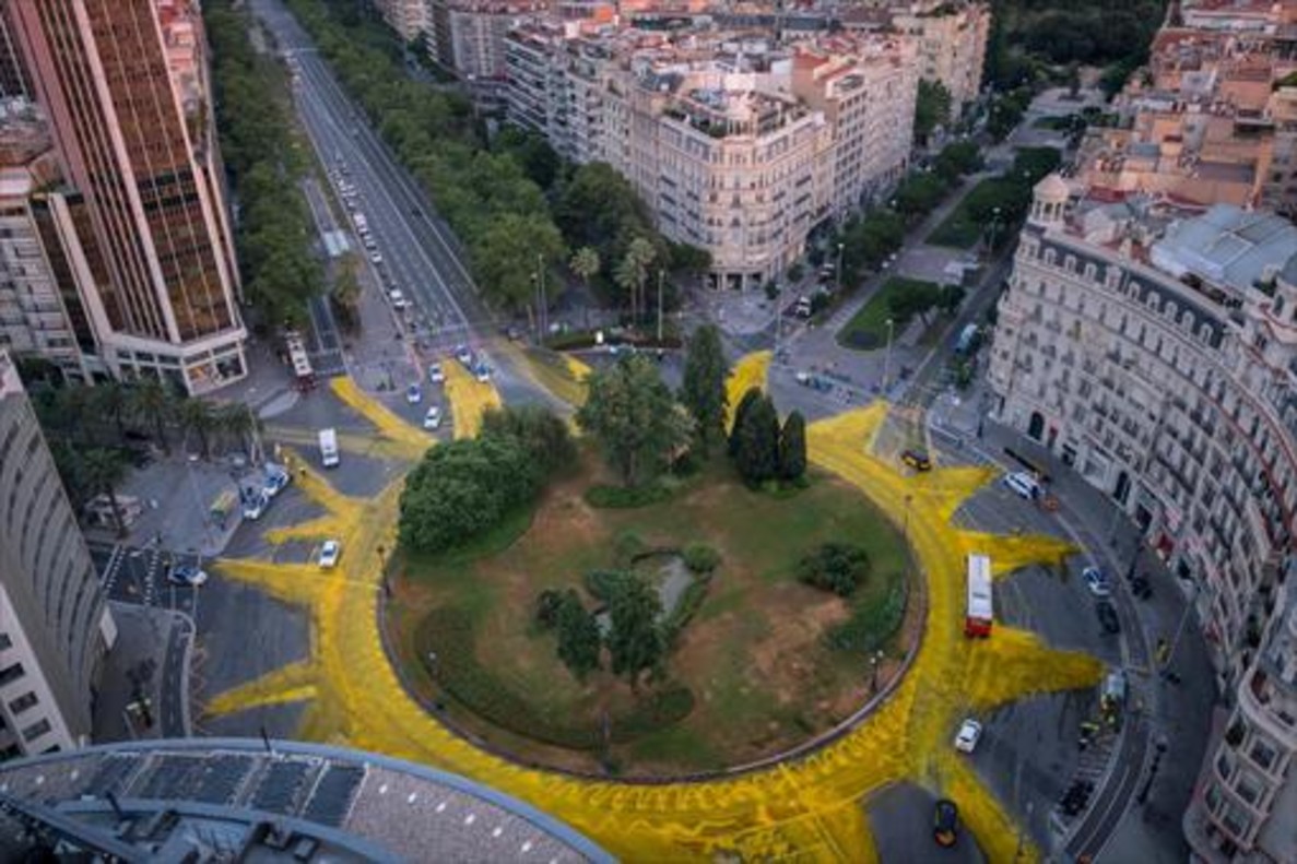 Greenpeace dibujó un gran sol contra el cambio climático en la plaza de Francesc Macià.&#160;