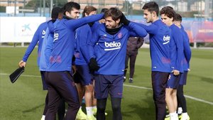 Los jugadores del Barça (y del Barça B) bromean con Sergi Roberto en el entrenamiento en la Ciutat Esportiva.